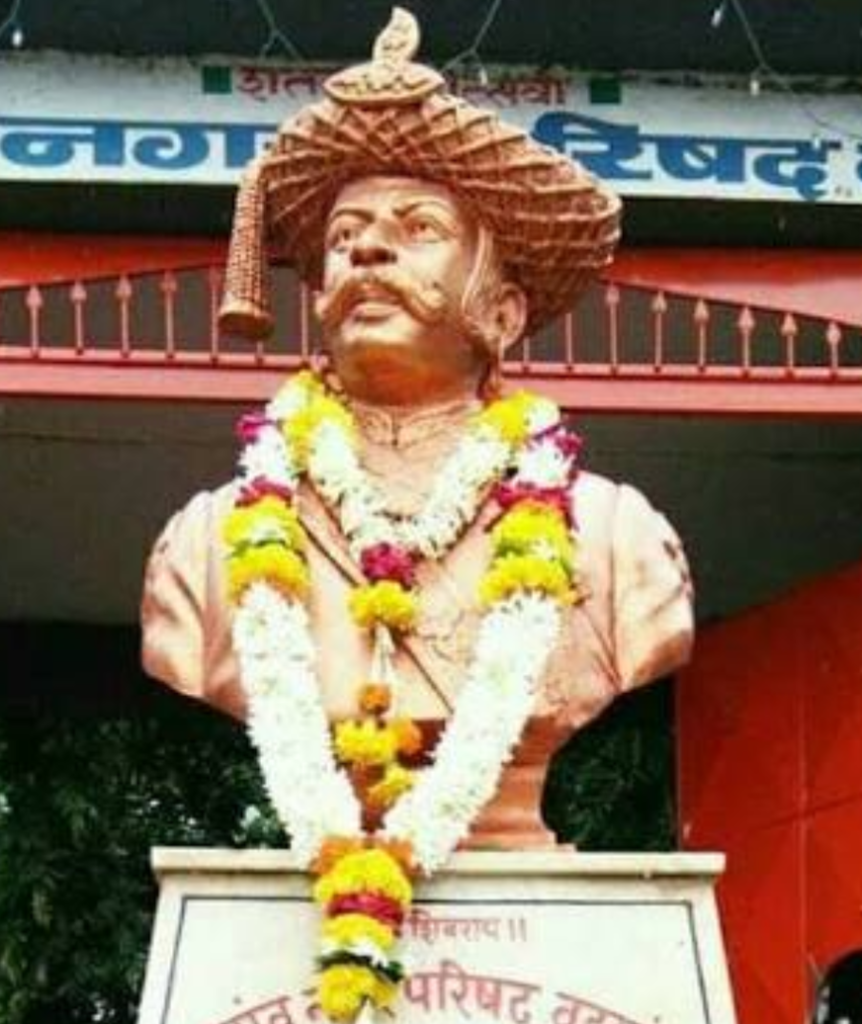 Monument to Senapati Dhanaji Jadhav, Commander-in-Chief of Maratha Army; Image Credits: Urunkarsa / CC BY-SA (https://creativecommons.org/licenses/by-sa/4.0)