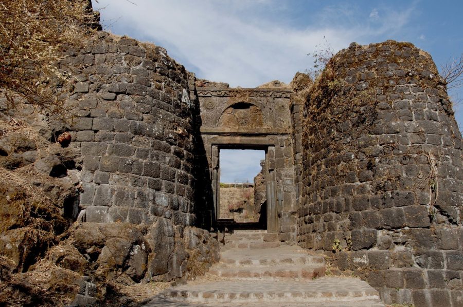 Sinhagad Fort; Image Source: Lobodrl / CC BY-SA (https://creativecommons.org/licenses/by-sa/3.0)