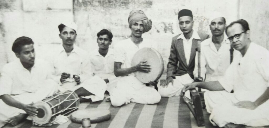 Shahir Dixit with his Shahiri troupe